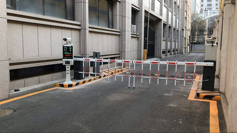 小區(qū)車輛出入管理系統(tǒng)，實(shí)現(xiàn)人員及車輛出入管理無(wú)人化
